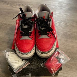 AIR JORDAN RETRO 3 SIZE 9.5 COMES WITH BOX/DAMAGE